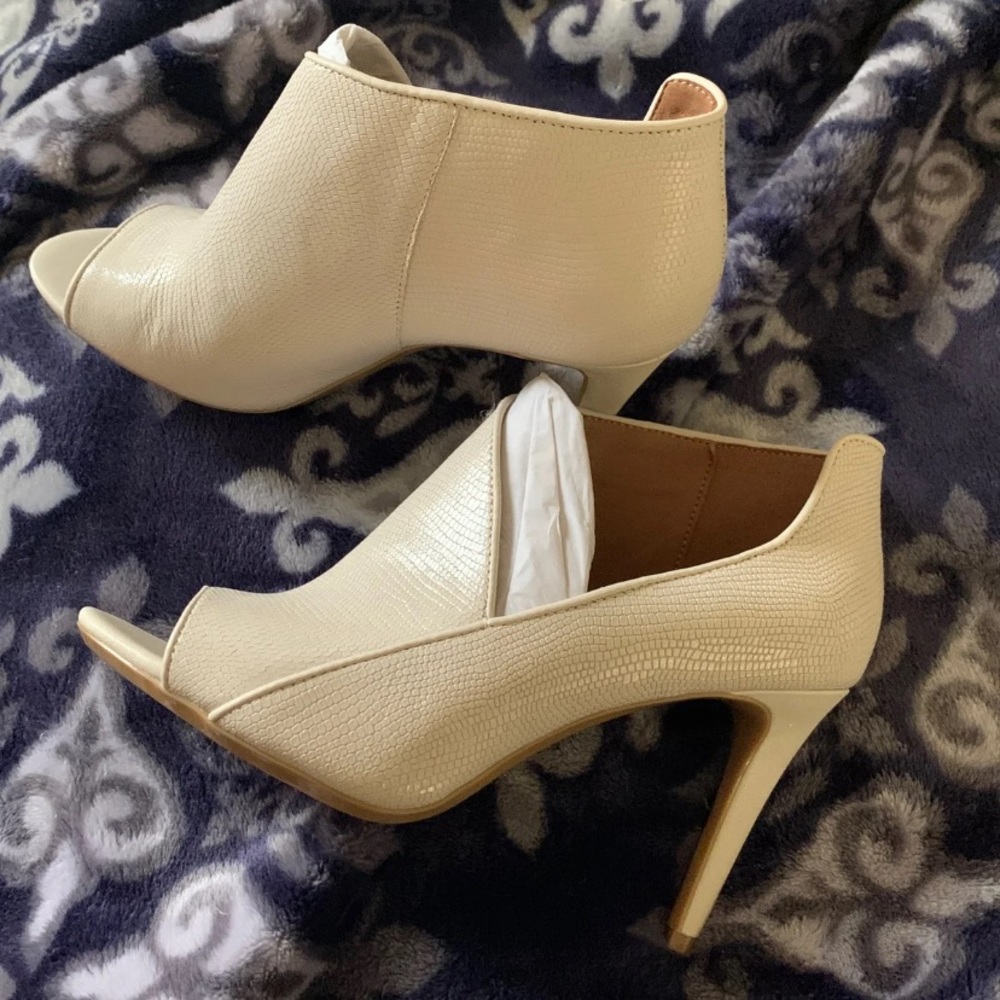 B1G1 free  NIB Calvin Klein Heeled Booties